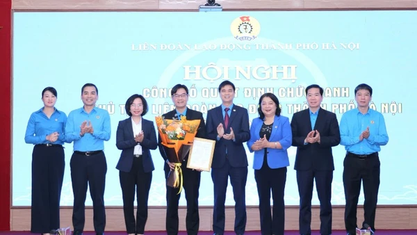 Lãnh đạo Tổng Liên đoàn Lao động Việt Nam, Ủy ban Mặt trận Tổ quốc Việt Nam TP Hà Nội tặng hoa chúc mừng đồng chí Nguyễn Văn Thắng.