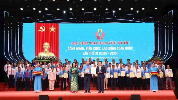 Chủ tịch Công đoàn Điện lực Việt Nam nhận Giấy chứng nhận và biểu trưng Tập thể điển hình tiên tiến xuất sắc tiêu biểu tại Đại hội thi đua yêu nước công nhân, viên chức, lao động toàn quốc lần thứ XI, giai đoạn 2025-2030.