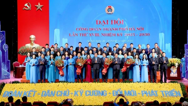 Ra mắt Ban Chấp hành Liên đoàn Lao động thành phố Hà Nội khóa XVIII.