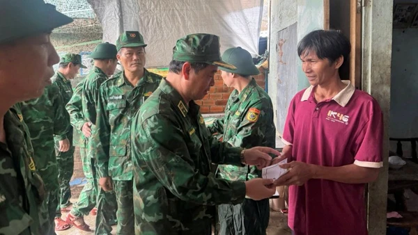 Thiếu tướng Trần Ngọc Hữu, Phó Tư lệnh Bộ đội Biên phòng động viên, tặng quà các gia đình chịu ảnh hưởng nặng nề bởi mưa lũ.