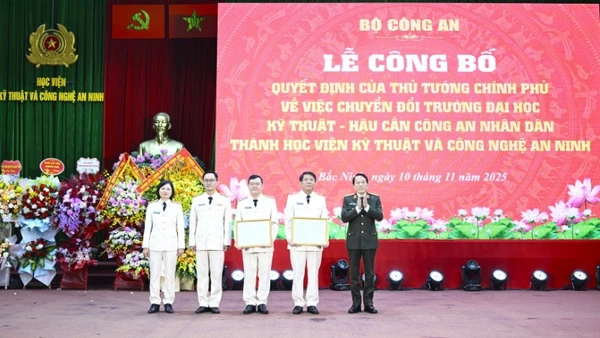 Đại tướng Lương Tam Quang trao Quyết định của Bộ Công an và tặng hoa Ban Giám đốc Học viện Kỹ thuật và Công nghệ an ninh.