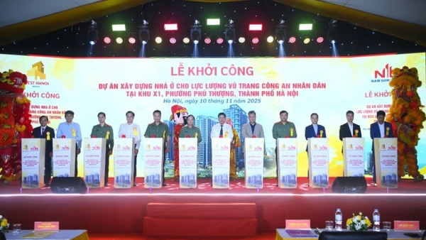 Các đại biểu thực hiện nghi thức khởi công Dự án.
