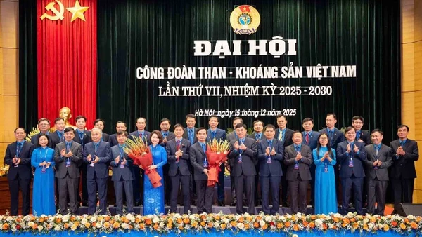 Lãnh đạo Tổng Liên đoàn Lao động Việt Nam và lãnh đạo Tập đoàn TKV chúc mừng Ban Chấp hành Công đoàn Than -Khoáng sản Việt Nam khóa VII. 