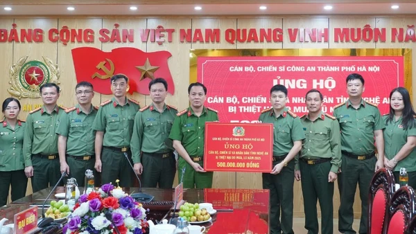 Đoàn công tác trao quà hỗ trợ cán bộ, chiến sĩ và nhân dân tỉnh Nghệ An.