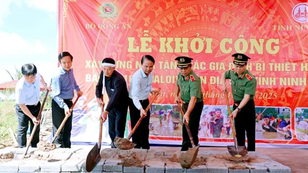 Lãnh đạo tỉnh Ninh Bình và Bộ Công an tiến hành nghi lễ khởi công xây dựng nhà tặng các gia đình bị thiệt hại do bão số 10.