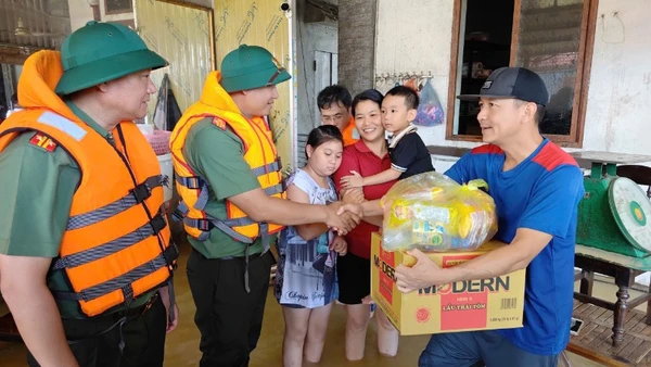 Phó Giám đốc Công an TP. Hà Nội, cùng đoàn công tác trao nhu yếu phẩm, động viên nhân dân xã Trung Giã.