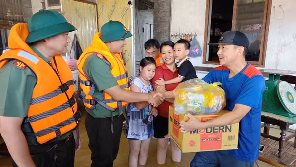 Phó Giám đốc Công an TP. Hà Nội, cùng đoàn công tác trao nhu yếu phẩm, động viên nhân dân xã Trung Giã.