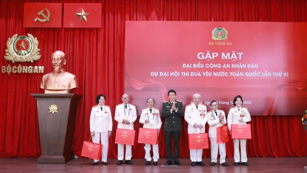 Bộ trưởng Công an Lương Tam Quang trao quà của Bộ Công an tặng đại biểu tại gặp mặt.