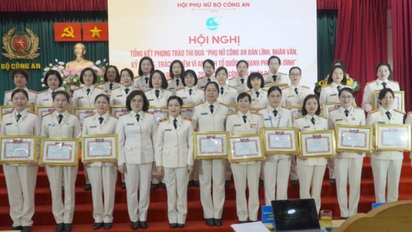 Thiếu tướng Ngô Hoài Thu và Thiếu tướng Nguyễn Thúy Quỳnh trao Bằng khen tặng các tập thể đạt thành tích xuất sắc trong phong trào thi đua giai đoạn 2022-2025.