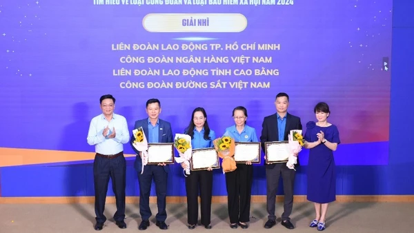 Các tác giả đoạt giải nhì cuộc thi.