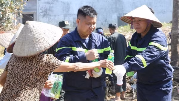 Bà con thôn Ngô Đạo, xã Đa Phúc mang nước uống tiếp sức cán bộ, chiến sĩ.