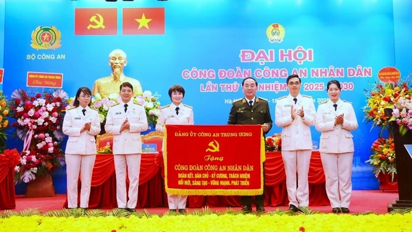 Thứ trưởng Trần Quốc Tỏ trao lẵng hoa và bức trướng của Đảng ủy Công an Trung ương tặng Công đoàn Công an nhân dân.