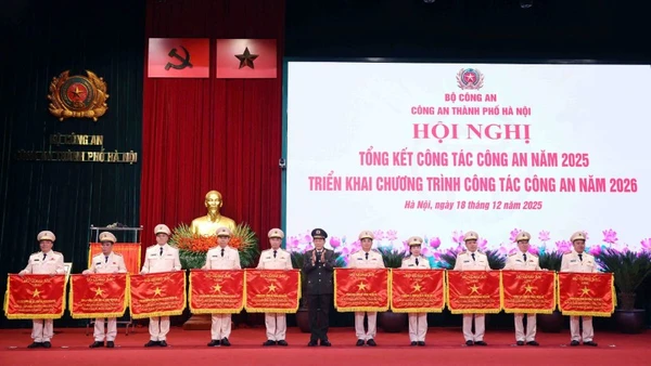 Bộ trưởng Công an Lương Tam Quang trao cờ tặng các đơn vị dẫn đầu trong phong trào thi đua "Vì an ninh Tổ quốc" năm 2025.