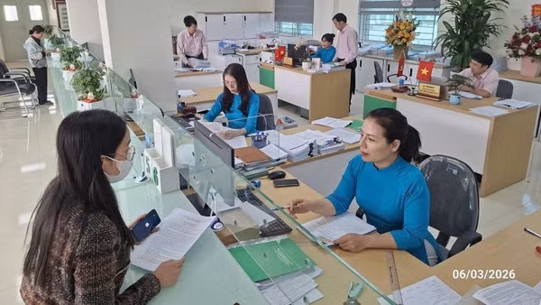 Cán bộ ngân hàng Chính sách xã hội tỉnh Bắc Ninh tư vấn khách hàng đến vay tiền mua nhà ở xã hội.