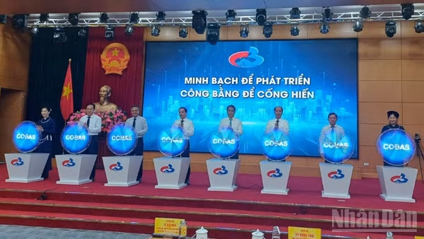 Lãnh đạo tỉnh Cao Bằng và các đại biểu bấm nút vận hành hệ thống đánh giá, xếp loại mức độ hoàn thành công việc của tập thể, cá nhân.