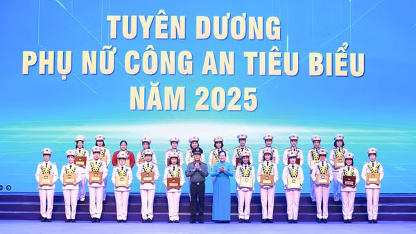 Thượng tướng Lê Quốc Hùng và Chủ tịch Hội Liên hiệp phụ nữ Việt Nam Lê Thị Thủy trao giải thưởng Phụ nữ Công an tiêu biểu năm 2025. (Ảnh: KHỔNG HÀ)