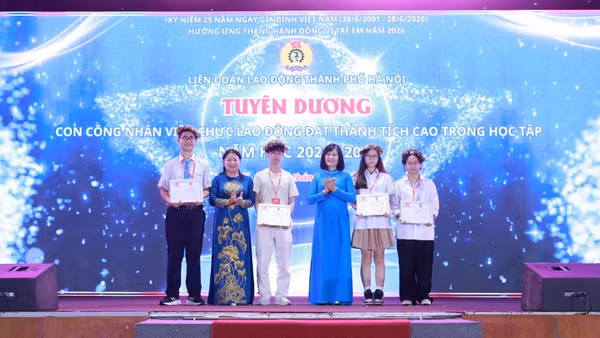 Lãnh đạo Tổng Liên đoàn Lao động Việt Nam và Liên đoàn Lao động thành phố Hà Nội trao thưởng học sinh đoạt giải quốc tế.