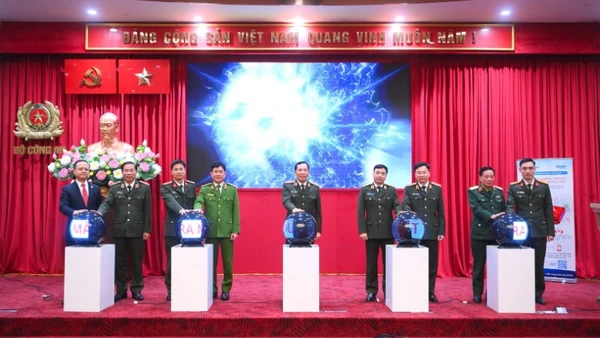 Các đại biểu thực hiện nghi thức ra mắt Trung tâm thông tin chỉ huy kết nối hệ thống truyền tin, báo sự cố phòng cháy, chữa cháy.