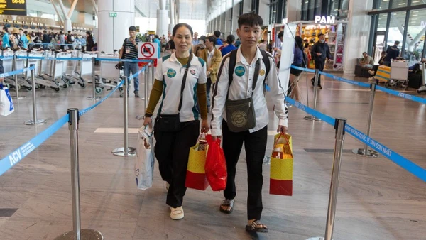 Niềm vui của đoàn viên, người lao động chuẩn bị bước lên Chuyến bay Công đoàn - Xuân 2026.