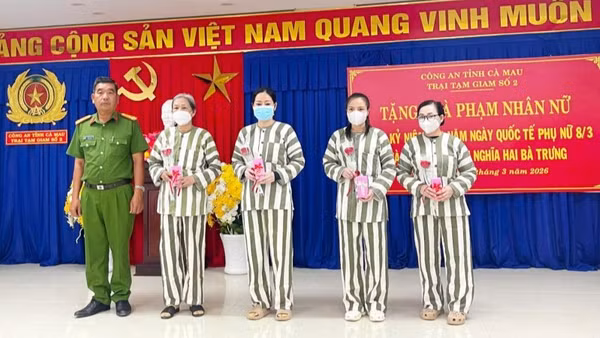 Trại tạm giam số 2, Công an tỉnh Cà Mau tổ chức tặng quà phạm nhân nữ nhân dịp 8/3.