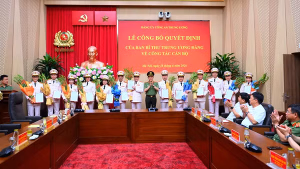 Đại tướng Lương Tam Quang, Bí thư Đảng ủy Công an Trung ương trao Quyết định của Ban Bí thư Trung ương Đảng chuẩn y Chủ nhiệm, Phó Chủ nhiệm, Ủy viên Ủy ban Kiểm tra Đảng ủy Công an Trung ương.