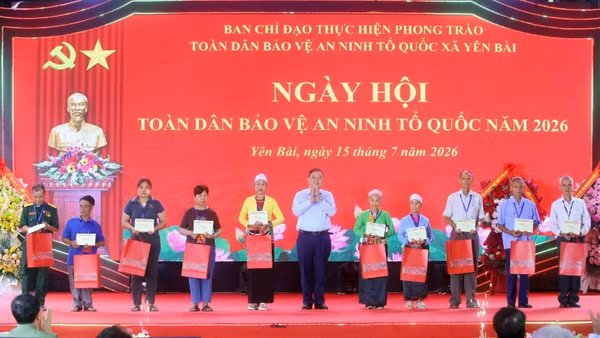 Phó Thủ tướng Thường trực Phạm Gia Túc tặng quà nhân dân xã Yên Bài, tại Ngày hội. (Ảnh: Kiên Phạm)