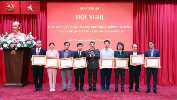 Bộ trưởng Lương Tam Quang trao Bằng khen của Bộ Công an tặng các tập thể, cá nhân có thành tích xuất sắc. 