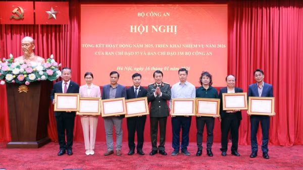 Bộ trưởng Lương Tam Quang trao Bằng khen của Bộ Công an tặng các tập thể, cá nhân có thành tích xuất sắc.
