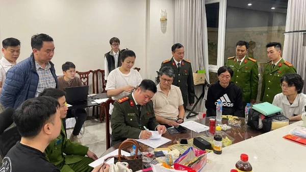 Lực lượng chức năng đồng loạt kiểm tra bốn địa điểm nghi vấn.