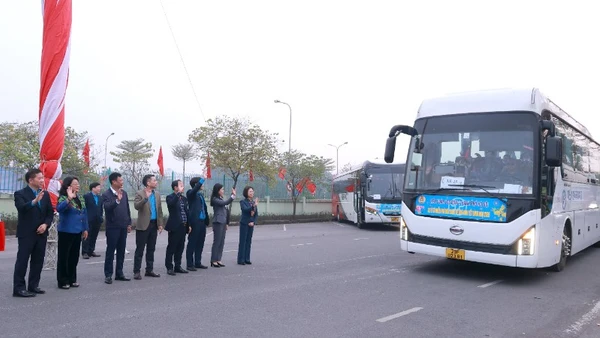 Lãnh đạo thành phố và Liên đoàn Lao động Thành phố Hà Nội tiễn công nhân về quê đón Tết.