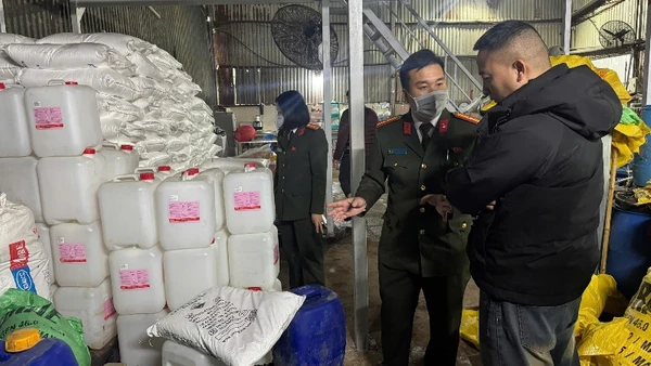 Cơ quan chức năng tạm giữ toàn bộ số hàng hóa để xác minh.