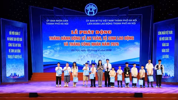 Ủy ban nhân dân thành phố tặng 100 suất quà cho con công nhân có hoàn cảnh khó khăn. (Ảnh: HẢI HÀ)
