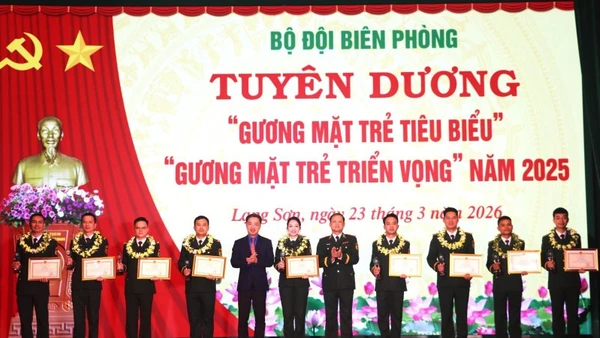 Trung tướng Nguyễn Anh Tuấn và đồng chí Nguyễn Tường Lâm trao phần thưởng cho 10 gương mặt trẻ tiêu biểu Bộ đội Biên phòng năm 2025. 