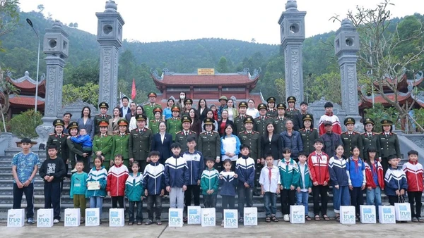 Hoạt động tổ chức tại nơi ghi dấu sự hy sinh của liệt sĩ, Anh hùng Lực lượng vũ trang Cao Kỳ Vân - nữ chiến sĩ Công an hiến trọn tuổi xuân cho Tổ quốc.