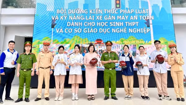 Tiết học an toàn giao thông vào đầu tuần tại Trường trung học phổ thông Nguyễn Gia Thiều.