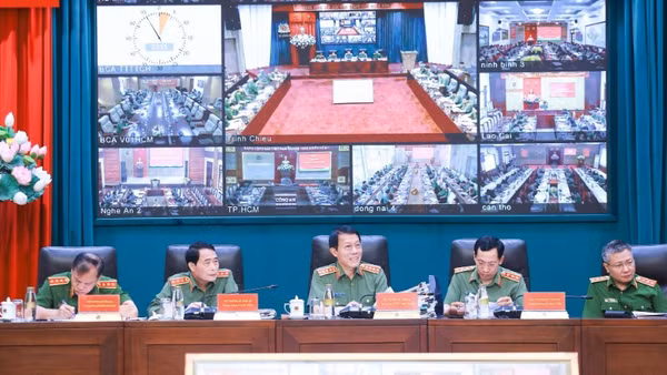 Đại tướng Lương Tam Quang chủ trì hội nghị.