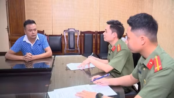 Một trong bốn đối tượng bị khởi tố.