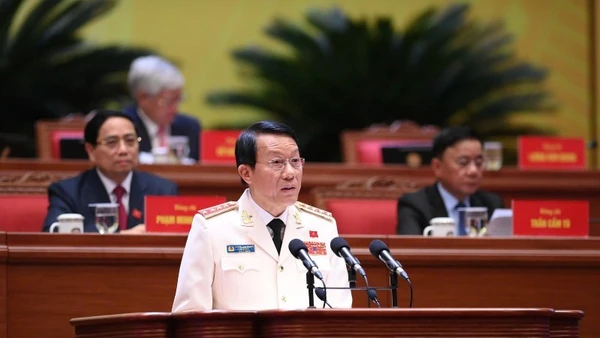 Đại tướng Lương Tam Quang trình bày tham luận tại Đại hội.