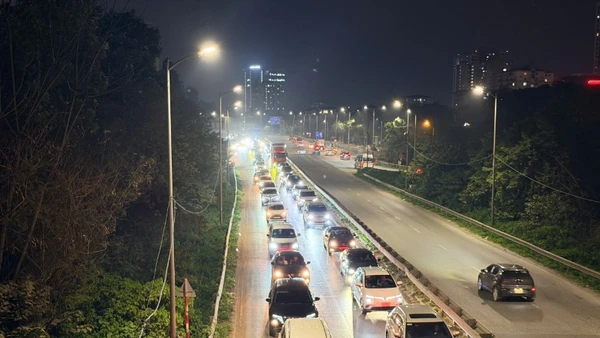 Nửa đêm ngày mùng 5 Tết lượng phương tiện tăng cao, đổ về thành phố Hà Nội.