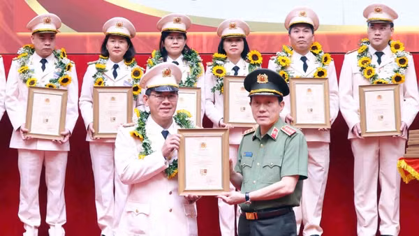 Đại tướng Lương Tam Quang khen thưởng các tập thể, cá nhân điển hình tiên tiến lực lượng Tham mưu Công an nhân dân.