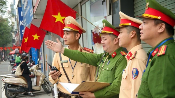 Đội Cảnh sát giao thông đường bộ số 6 phối hợp Công an phường Yên Hòa giữ gìn trật tự an toàn giao thông, trật tự đô thị trên tuyến đường “Ba nhất”.