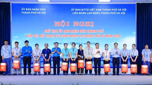 Đồng chí Vũ Đại Thắng và đồng chí Nguyễn Anh Tuấn trao quà tặng công nhân, lao động. (Ảnh: ĐÌNH HIỆP)
