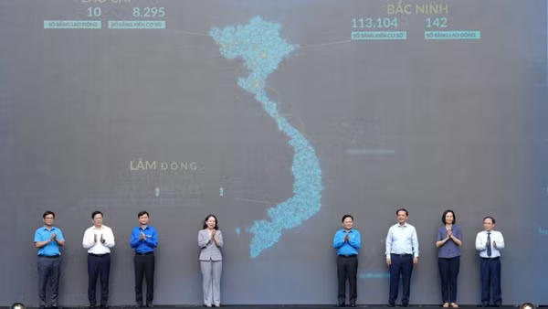  Các đại biểu tại điểm cầu thành phố Hà Nội thực hiện nghi thức phát động phong trào thi đua toàn quốc “Lao động giỏi-Năng suất cao-Thu nhập tốt”. (Ảnh: HỮU CHÁNH)