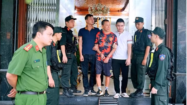 Lực lượng chức năng thi hành Lệnh bắt bị can để tạm giam và Lệnh khám xét chỗ ở đối với Nguyễn Kỳ Dũng.