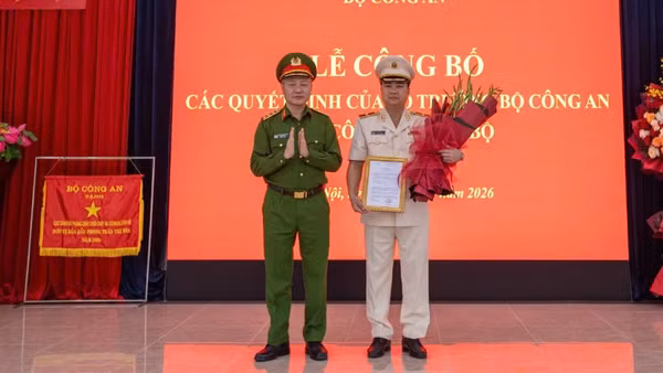 Thượng tướng Nguyễn Ngọc Lâm trao quyết định điều động, bổ nhiệm Thiếu tướng Dương Đức Hải.