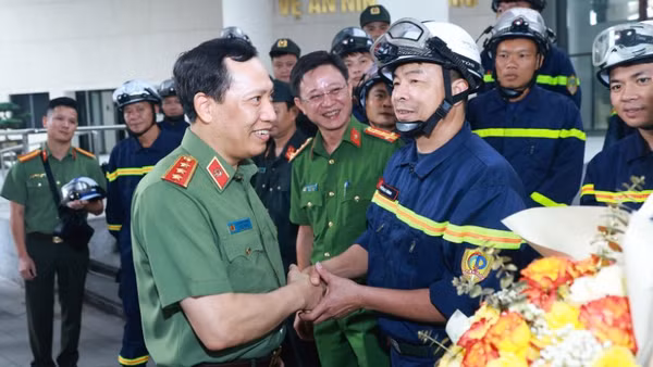 Thượng tướng Lê Văn Tuyến chia tay đoàn công tác xuất quân thực hiện nhiệm vụ cứu nạn, cứu hộ tại Venezuela.