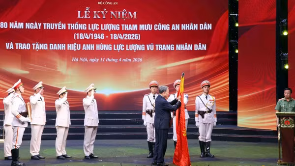 Tổng Bí thư, Chủ tịch nước Tô Lâm trao tặng danh hiệu “Anh hùng Lực lượng vũ trang nhân dân” tặng Văn phòng Bộ Công an.