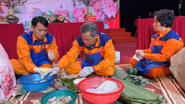 Người lao động tham gia thi gói bánh chưng. (Ảnh: ÁNH NGỌC)