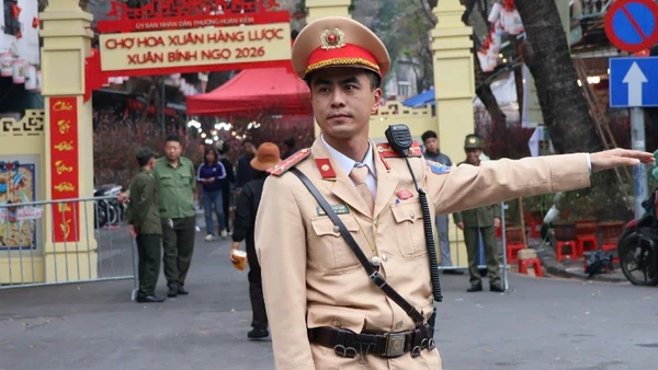 Bảo đảm trật tự an toàn giao thông, trật tự đô thị để nhân dân vui chơi, đi chợ hoa Tết.