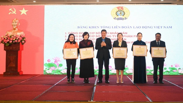 Đồng chí Huỳnh Thanh Xuân trao tặng Bằng khen của Tổng Liên đoàn Lao động Việt Nam tặng 5 tập thể trực thuộc Công đoàn Khoa học và Công nghệ Việt Nam.